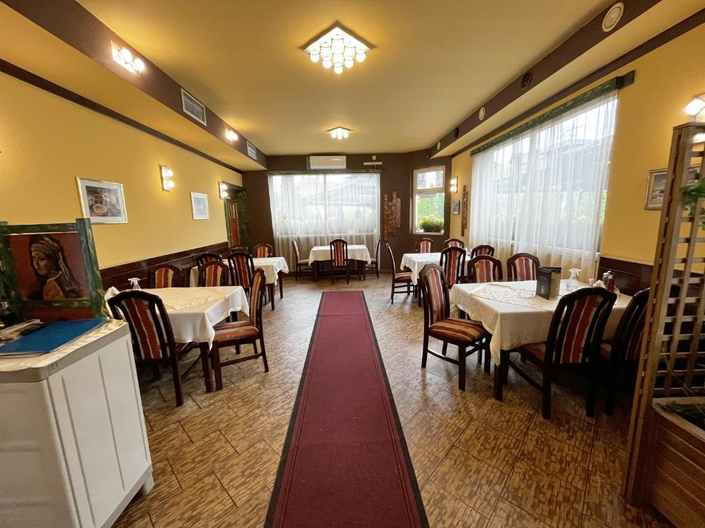 Enterijer restorana Gurman Ćaka sa postavljenim stolovima